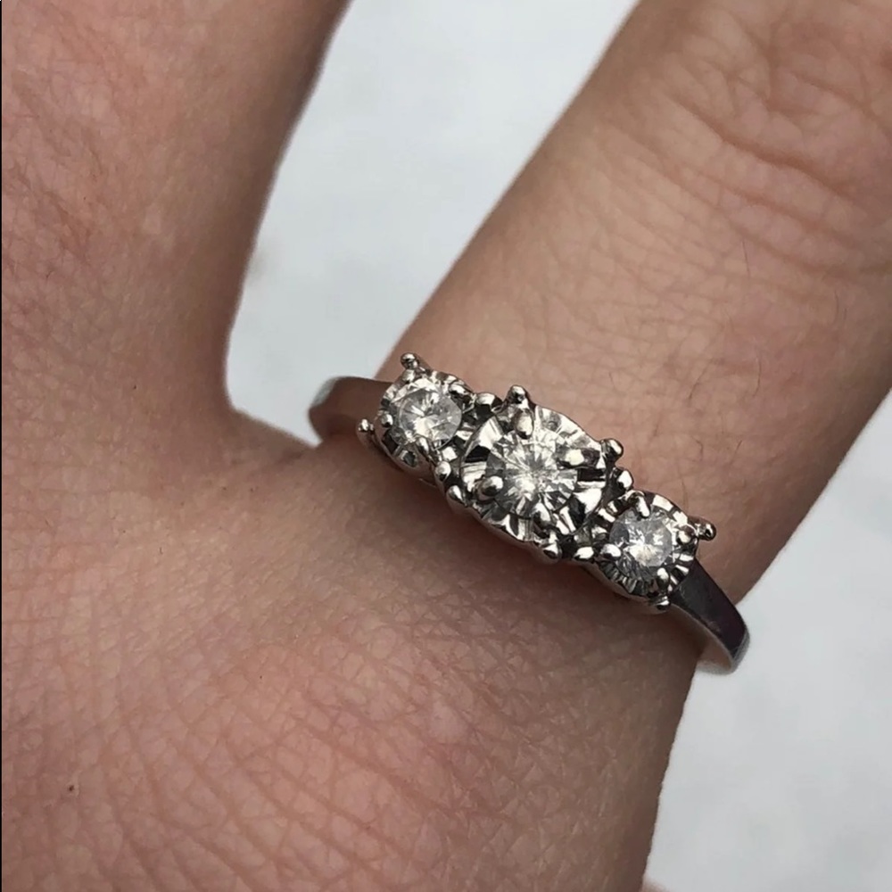 Sold! 10k vintage ring three diamonds